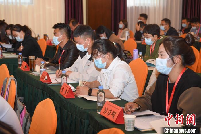 圖為第十五期全國預(yù)防青少年違法犯罪工作理論與務(wù)實(shí)高級(jí)研修班學(xué)員正在上課?！∝暩聛硭?攝