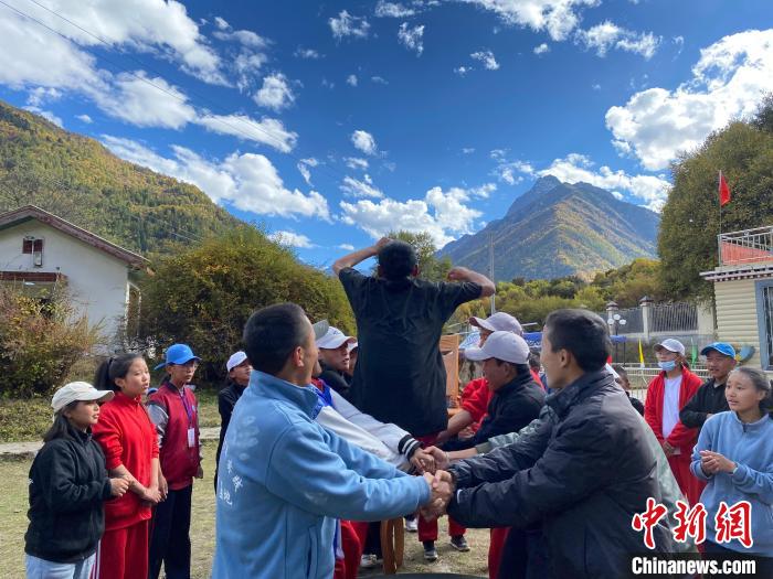 圖為學(xué)生們在西藏巴松措青少年活動營地開展趣味活動。　西藏青少年實(shí)踐教育基地供圖