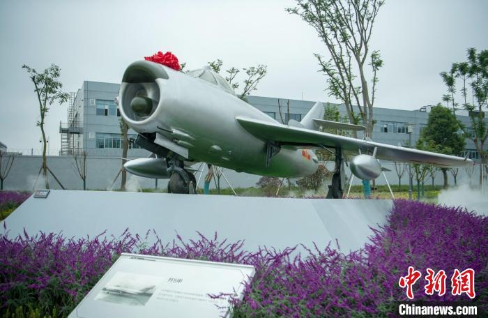 園林式戰(zhàn)斗機(jī)博物館內(nèi)展示的“殲5甲”飛機(jī)。　劉忠俊 攝