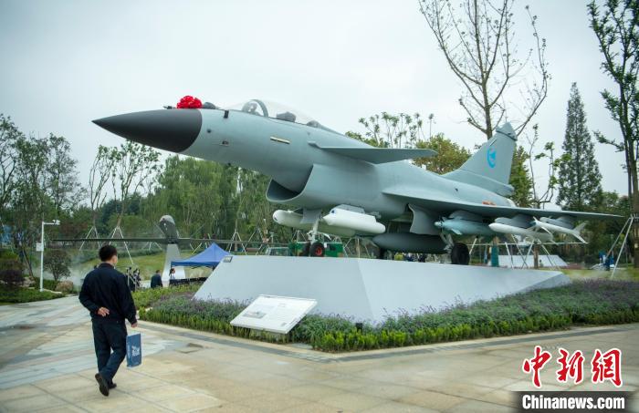 園林式戰(zhàn)斗機(jī)博物館內(nèi)展示的“殲10C”飛機(jī)?！⒅铱?攝