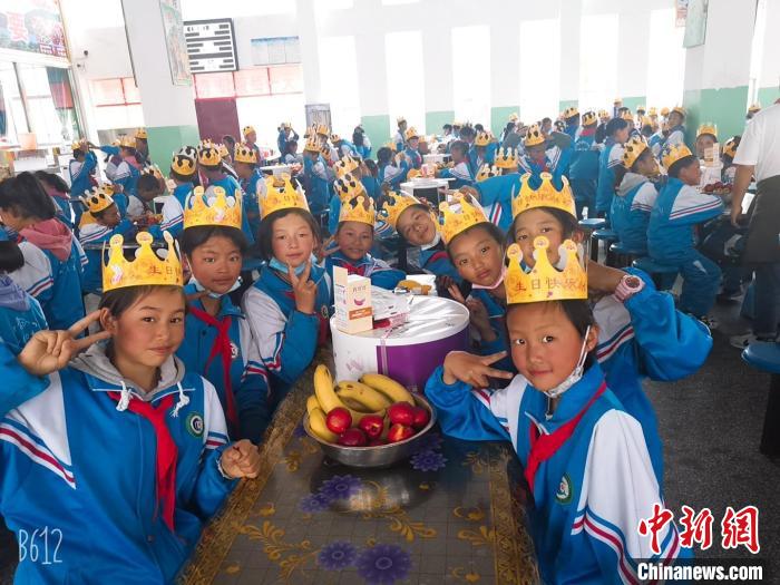 圖為加查縣安繞鎮(zhèn)小學(xué)學(xué)生集體過(guò)六一兒童節(jié)?！“怖@鎮(zhèn)小學(xué)供圖