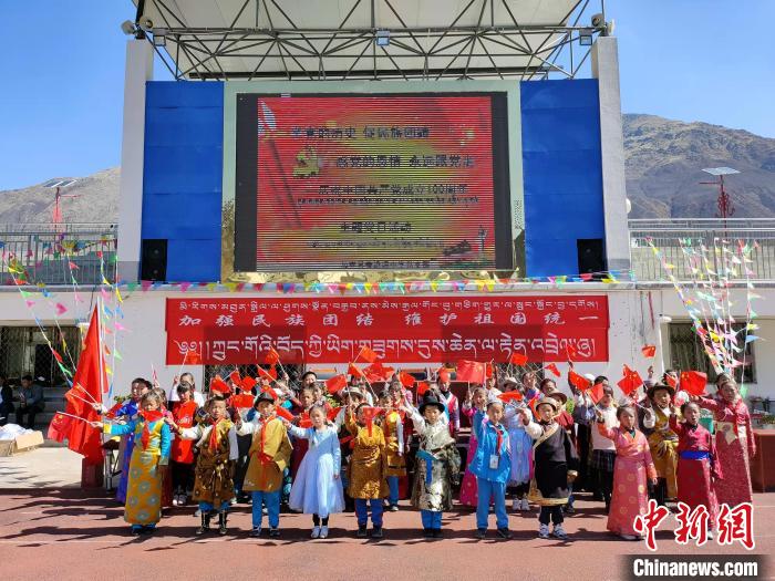 圖為加查縣安繞鎮(zhèn)小學(xué)各民族代表學(xué)生齊唱紅歌?！“怖@鎮(zhèn)小學(xué)供圖