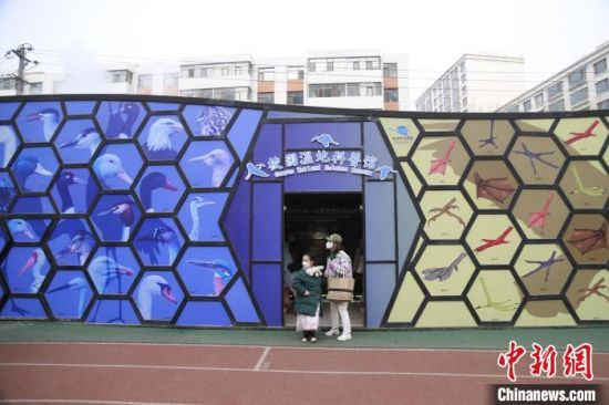 圖為西寧市第一中學(xué)濕地科普宣教館?！±罱瓕?攝