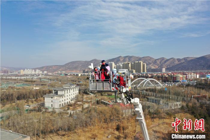 圖為小朋友在消防員的陪同下，體驗(yàn)78米登高平臺(tái)消防車?！铨埥?攝