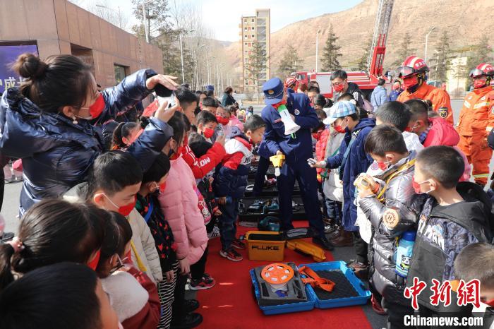 圖為小朋友們聽消防員講解消防器材?！铨埥?攝