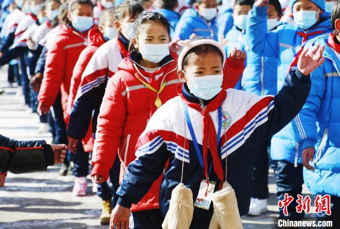 圖為學(xué)生跳起歡快的藏族舞蹈迎接新學(xué)期?！●R銘言 攝