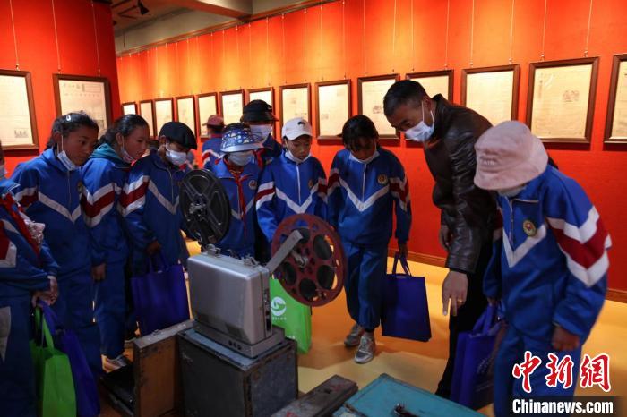 資料圖為玉樹市第四完小學(xué)生參觀鑄牢中華民族共同體意識主題展。　胡貴龍 攝