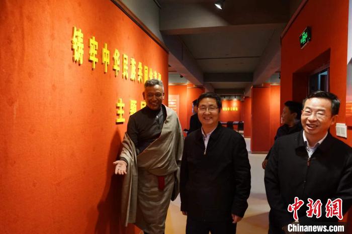 資料圖為參觀鑄牢中華民族共同體意識主題展?！『F龍 攝