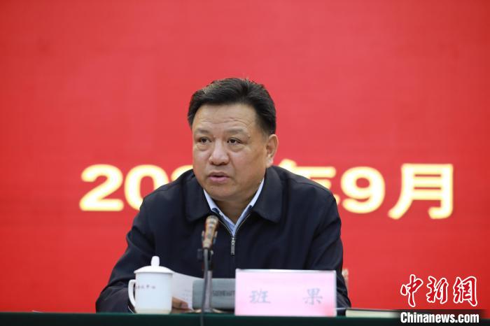圖為青海省委常委、統(tǒng)戰(zhàn)部部長(zhǎng)班果出席會(huì)議并講話?！『F龍 攝