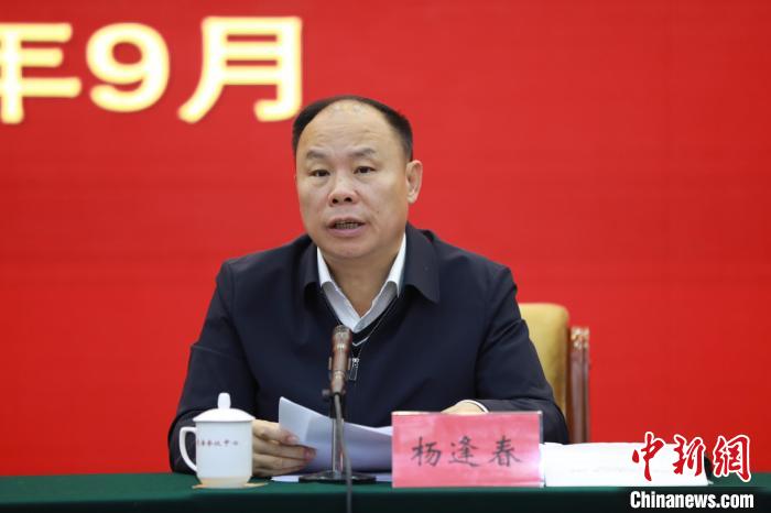 圖為青海省副省長(zhǎng)楊逢春主持會(huì)議并講話?！『F龍 攝