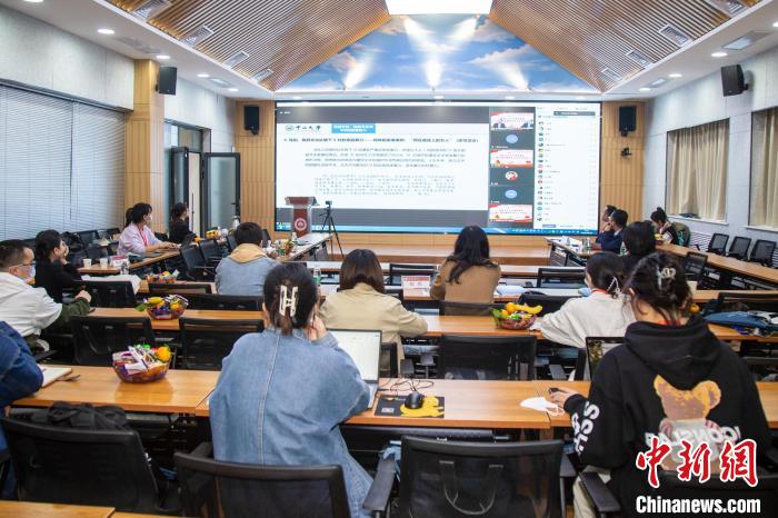 圖為論壇會(huì)議現(xiàn)場(chǎng)?！⊥瑬|放 攝