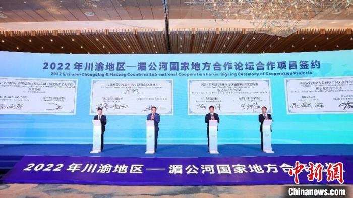 多個項目集中簽約。王宇 攝