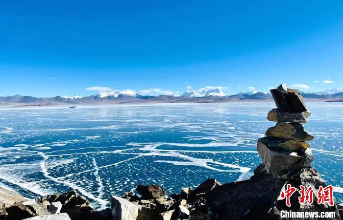 圖為普瑪江塘鄉(xiāng)境內的雪山、冰湖美景?！±丝ㄗ涌h網信辦供圖