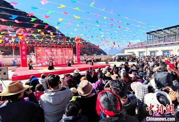 文藝活動全景?！∶⒖悼h委宣傳部供圖