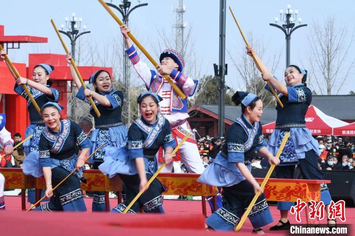 圖為廣西壯族打扁擔(dān)展演?！×赫赵?攝