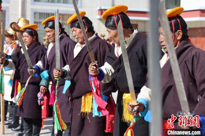 圖為藝人們手持藏刀表演加麻百·甲江?！愔闈扇?攝