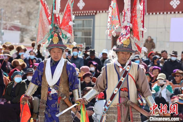 圖為兩位藝人表演瓊結“果孜”舞?！愔闈扇?攝