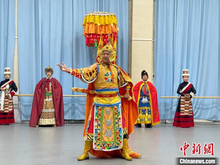 圖為格薩爾劇展演。　巷欠才讓 供圖
