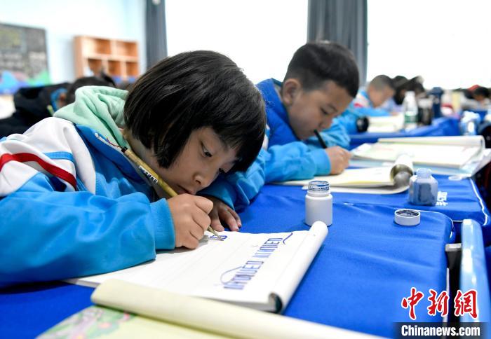 3月14日，西藏拉薩市第一小學(xué)一年級六班的學(xué)生們在藏語文課上書寫藏文?！±盍?攝