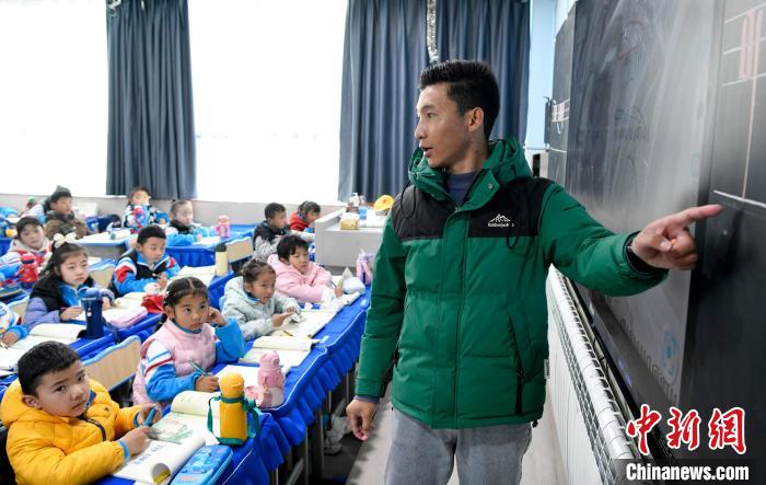 3月14日，西藏拉薩市第一小學藏語文老師拉巴次仁在課堂上?！±盍?攝