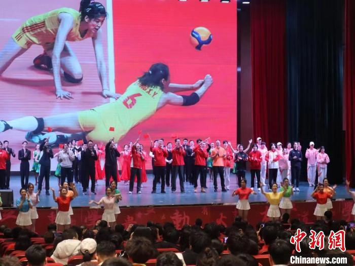 2023年全國(guó)青少年女排集訓(xùn)閉幕式現(xiàn)場(chǎng)?！√旖蝮w育學(xué)院供圖