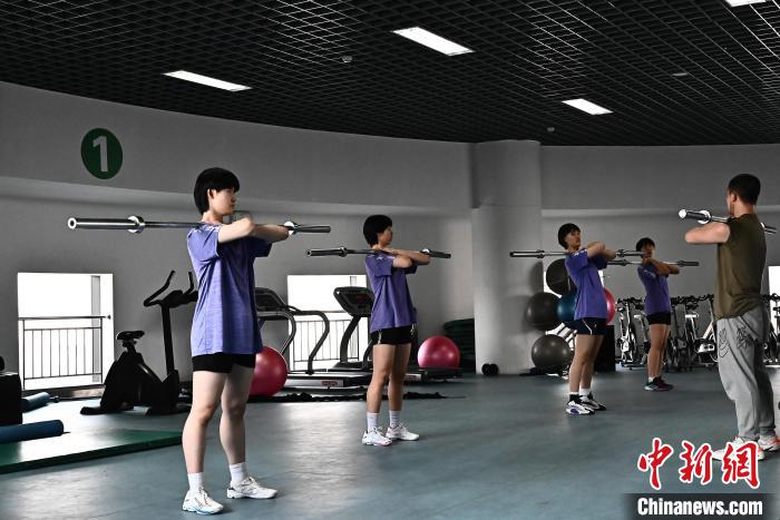 圖為全國(guó)青少年女排在天津進(jìn)行集訓(xùn)。　天津體育學(xué)院供圖