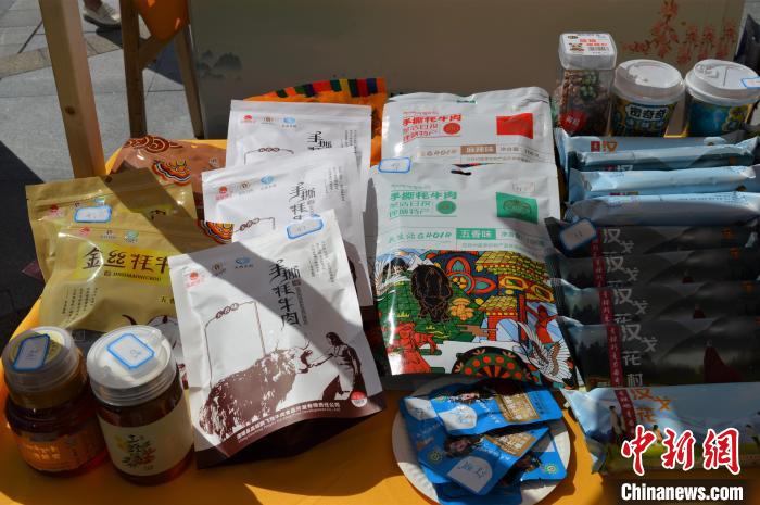 推介活動(dòng)上的農(nóng)特產(chǎn)品展示。　朱凌捷 攝