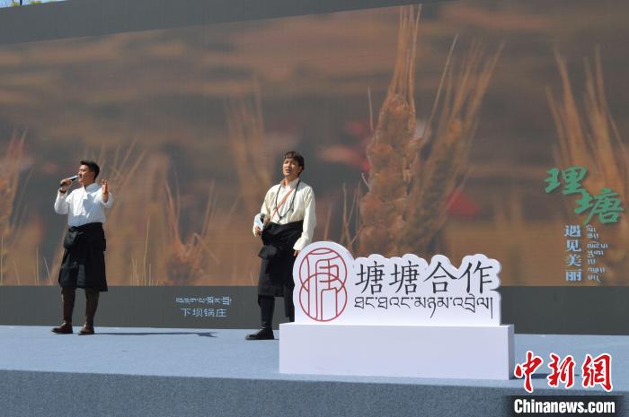 “康巴漢子”現(xiàn)場(chǎng)獻(xiàn)唱?！≈炝杞?攝