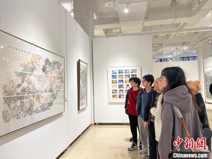 圖為全國青年教師中國畫學(xué)術(shù)邀請展現(xiàn)場?！＄婌?攝