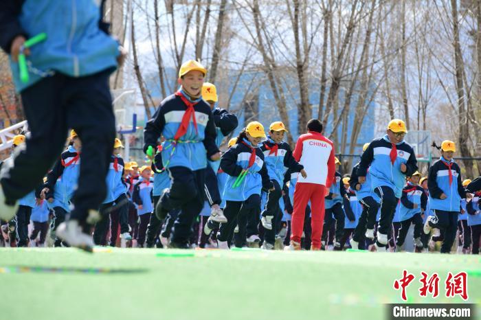 圖為學(xué)生在跳繩教練齊景龍的指導(dǎo)下做準(zhǔn)備運(yùn)動(dòng)?！∝暩聛硭?攝