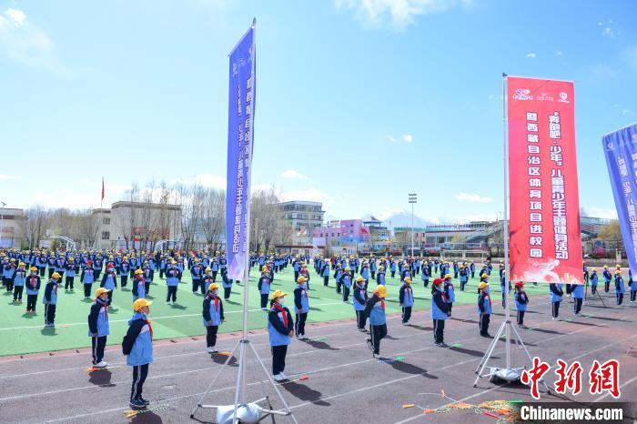 圖為學(xué)生在跳繩教練齊景龍的指導(dǎo)下做準(zhǔn)備運(yùn)動(dòng)?！∝暩聛硭?攝