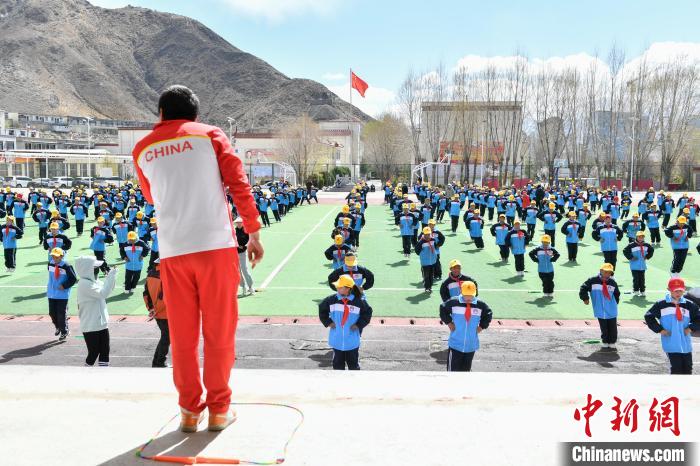 圖為學(xué)生在跳繩教練齊景龍的指導(dǎo)下做準(zhǔn)備運(yùn)動(dòng)?！∝暩聛硭?攝