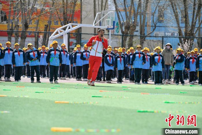 圖為學(xué)生在跳繩教練齊景龍的指導(dǎo)下做準(zhǔn)備運(yùn)動(dòng)。　貢嘎來松 攝