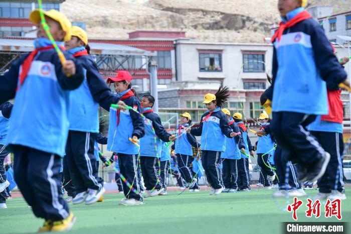 圖為學(xué)生正在練習(xí)跳繩?！∝暩聛硭?攝