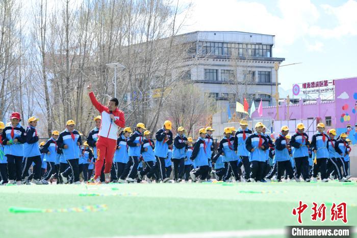 圖為學(xué)生在跳繩教練齊景龍的指導(dǎo)下做準(zhǔn)備運(yùn)動(dòng)?！∝暩聛硭?攝