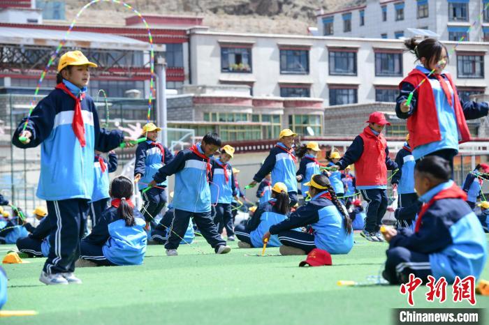 圖為學(xué)生正在練習(xí)跳繩?！∝暩聛硭?攝