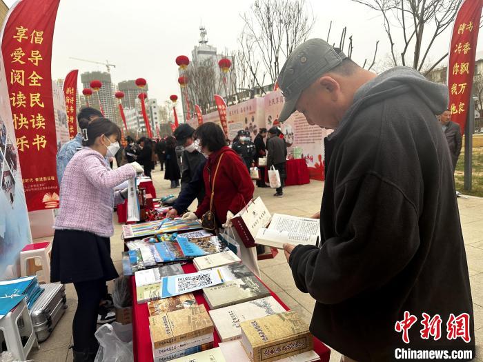 圖為民眾在活動現(xiàn)場讀書、購書?！±铍h 攝