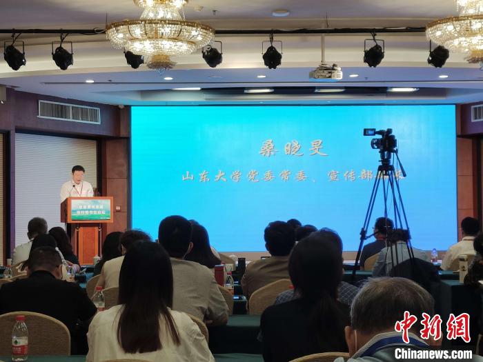 山東大學(xué)黨委常委、宣傳部部長(zhǎng)桑曉旻在現(xiàn)場(chǎng)致辭?！⊥醪赦?攝