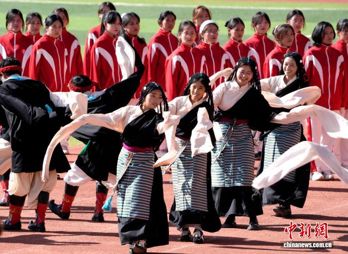 西藏拉薩：運動會開幕式上的“最炫民族風”