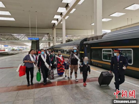 圖為拉薩車站工作人員為西藏先心病患兒和陪同人員提供“綠色”接力幫扶，并開通了專門通道，讓他們快速進站上車。拉薩車站 供圖