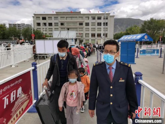 圖為拉薩車站工作人員為西藏先心病患兒和陪同人員提供“綠色”接力幫扶，并開通了專門通道，讓他們快速進站上車。拉薩車站 供圖