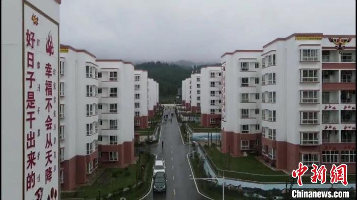 越西縣最大的易地扶貧搬遷安置點(diǎn)——城北感恩社區(qū)?！『武?攝