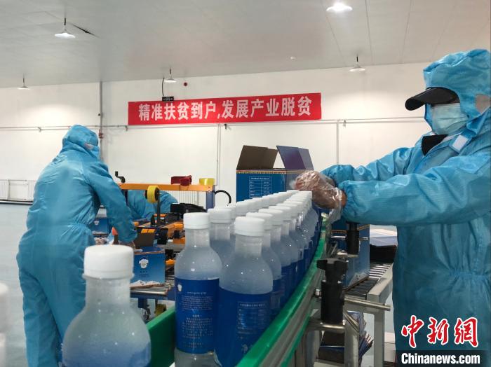 圖為阿里地區(qū)措勤縣某飲用水加工公司，該公司以“基地+公司+貧困民眾”為運(yùn)營(yíng)模式，帶動(dòng)貧困民眾68戶232人?！≈x牧 攝
