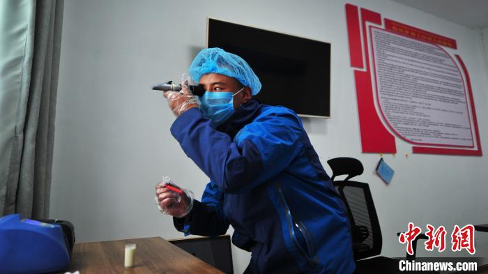 圖為8月11日，西藏那曲市聶榮縣色慶鄉(xiāng)雜瑪多種經(jīng)營合作聯(lián)合社質(zhì)檢員對從各牧場收集上來的牛奶進(jìn)行質(zhì)量檢測。色慶鄉(xiāng)統(tǒng)籌全鄉(xiāng)28個行政村的合作社，成立了擁有規(guī)范管理體系的合作聯(lián)合社，整合集體草場建立5座牧場，各牧場按照計分制統(tǒng)一放牧，畜產(chǎn)品實行定點、定時、定人收購，再統(tǒng)一檢測、加工、出售，建立了完整的牧業(yè)全產(chǎn)業(yè)鏈(資料圖)?！垈?攝