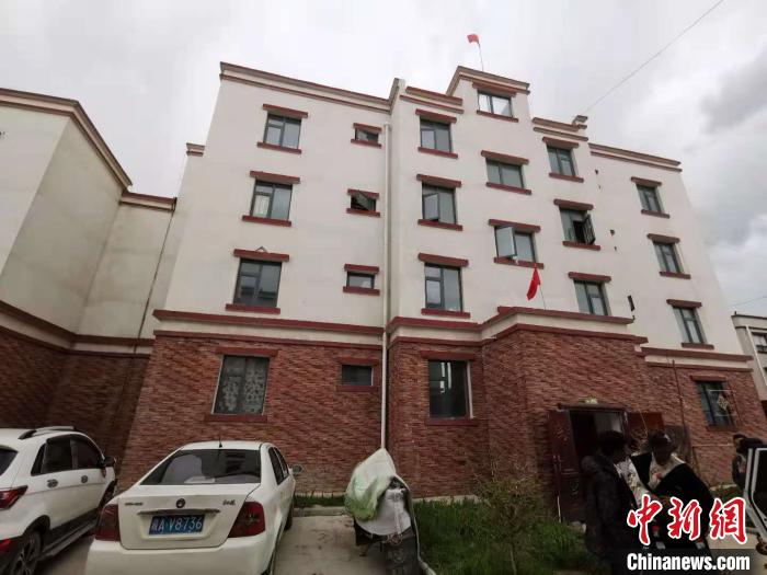 圖為8月12日，2018年7月從距那曲市色尼區(qū)城區(qū)那曲鎮(zhèn)90千米外的古露鎮(zhèn)當(dāng)桑村搬遷至城區(qū)的旦增新家位于一棟四層的樓房內(nèi)(資料圖)?！垈?攝