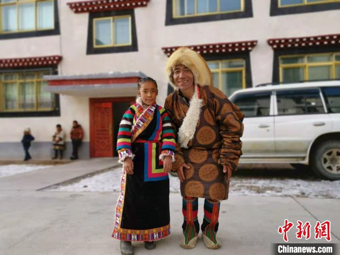 圖為2020年1月16日，搬遷至那曲市安多縣卓格扶貧小區(qū)的農(nóng)牧民在新家外面合影(資料圖)?！垈?攝