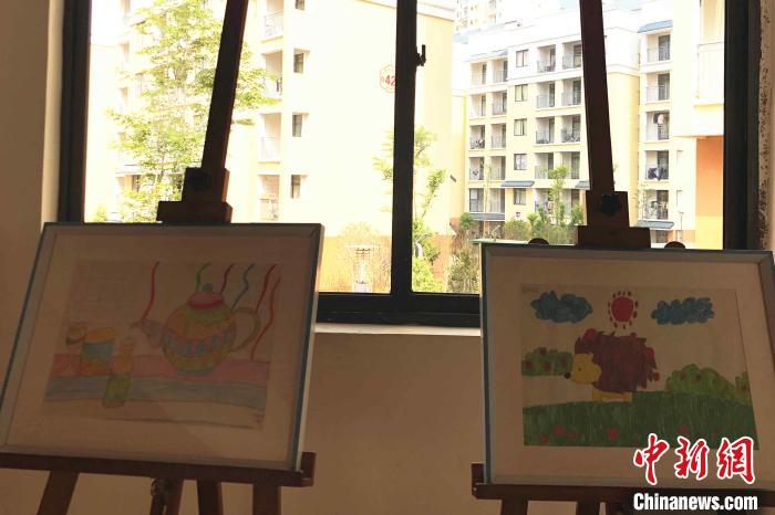 圖為會澤縣城易地扶貧搬遷點一所小學(xué)內(nèi)擺放著的學(xué)生畫作?！】姵?攝