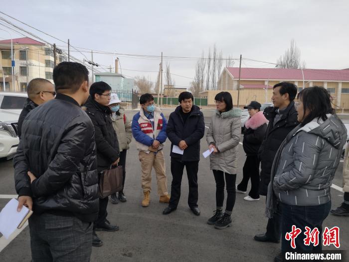 圖為青海大學(xué)工作人員正在現(xiàn)場考察該項目進行情況?！±罱瓕?攝