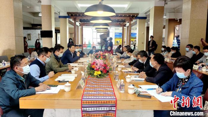 圖為國(guó)家糧食產(chǎn)業(yè)(青稞深加工)技術(shù)創(chuàng)新分中心在西藏拉薩掛牌儀式現(xiàn)場(chǎng)?！∝暽＠?攝