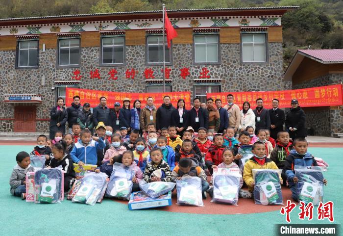 西藏青聯(lián)委員邊境行真情服務(wù)暖人心
